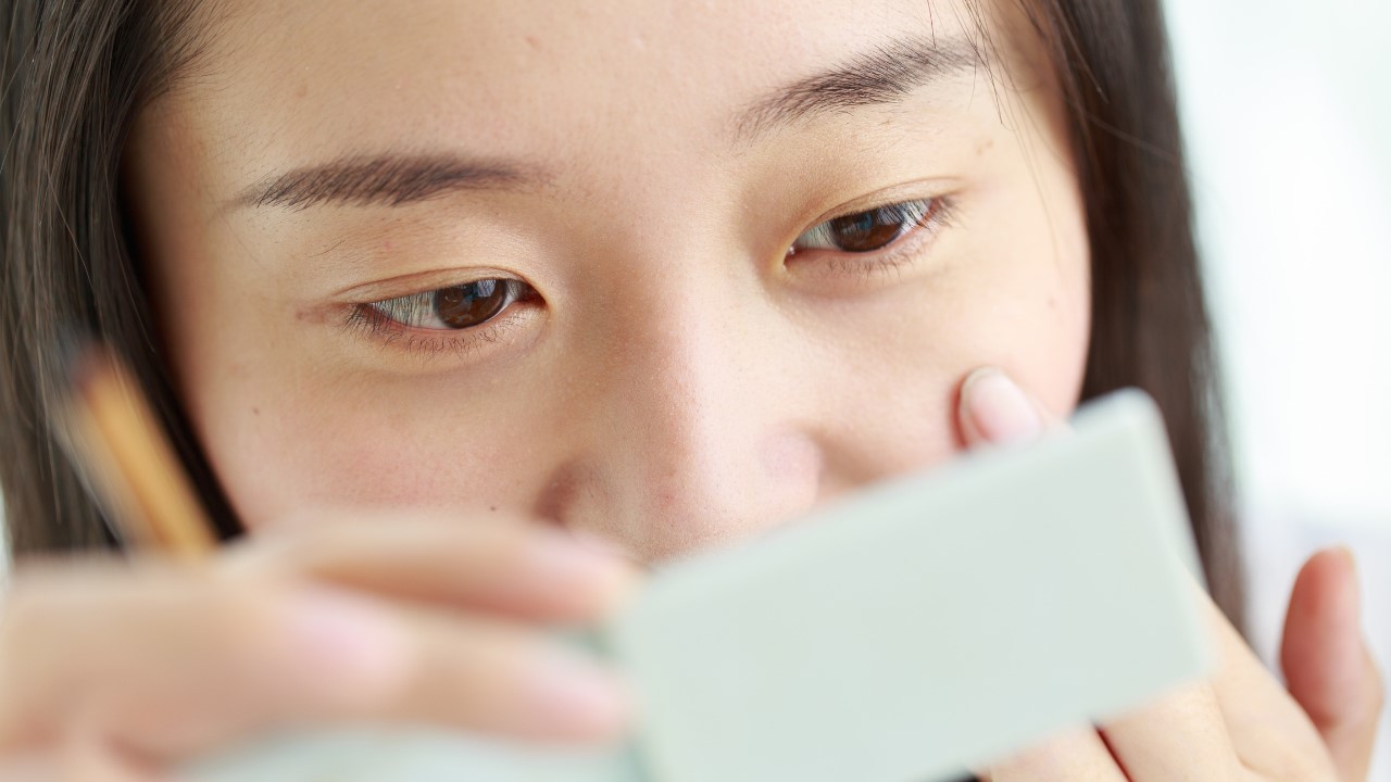 眼下遮瑕卡粉怎麼辦?黑眼圈要用什麼顏色遮? 眼下遮瑕卡粉怎麼辦?黑眼圈要用什麼顏色遮?