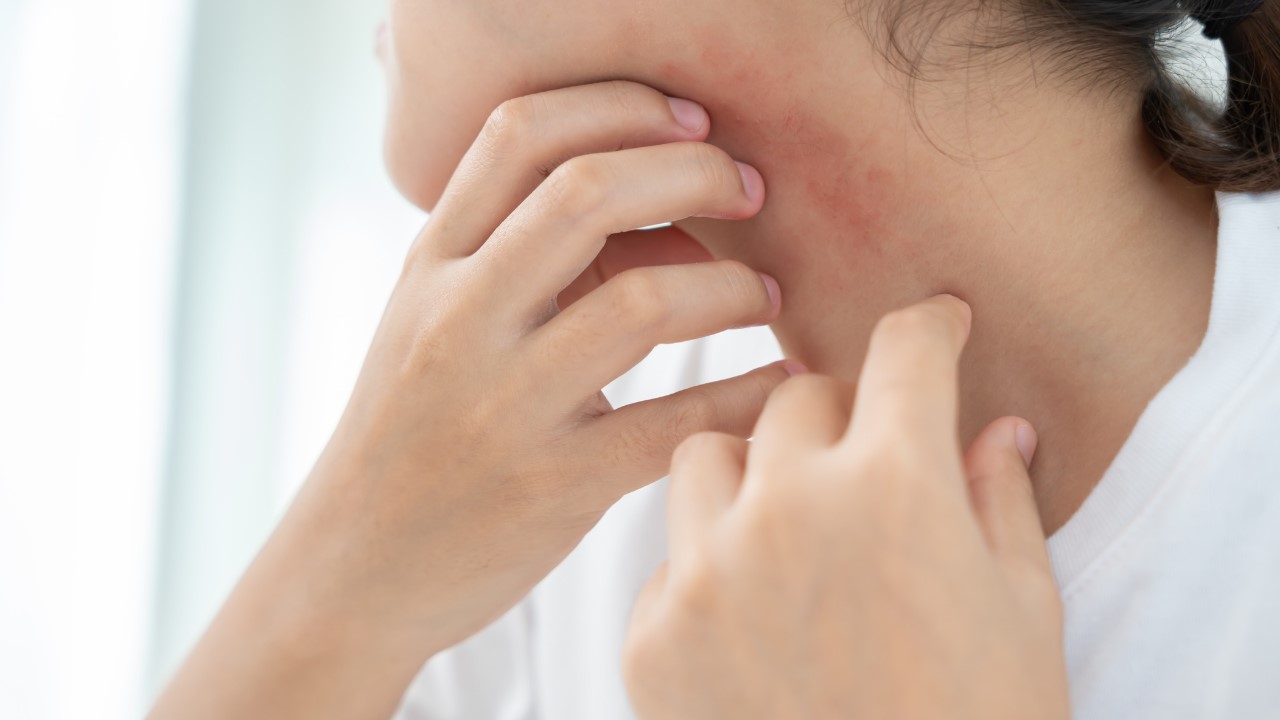 脖子美白？頸紋霜有用嗎？如何選擇適合的頸部保養成分？