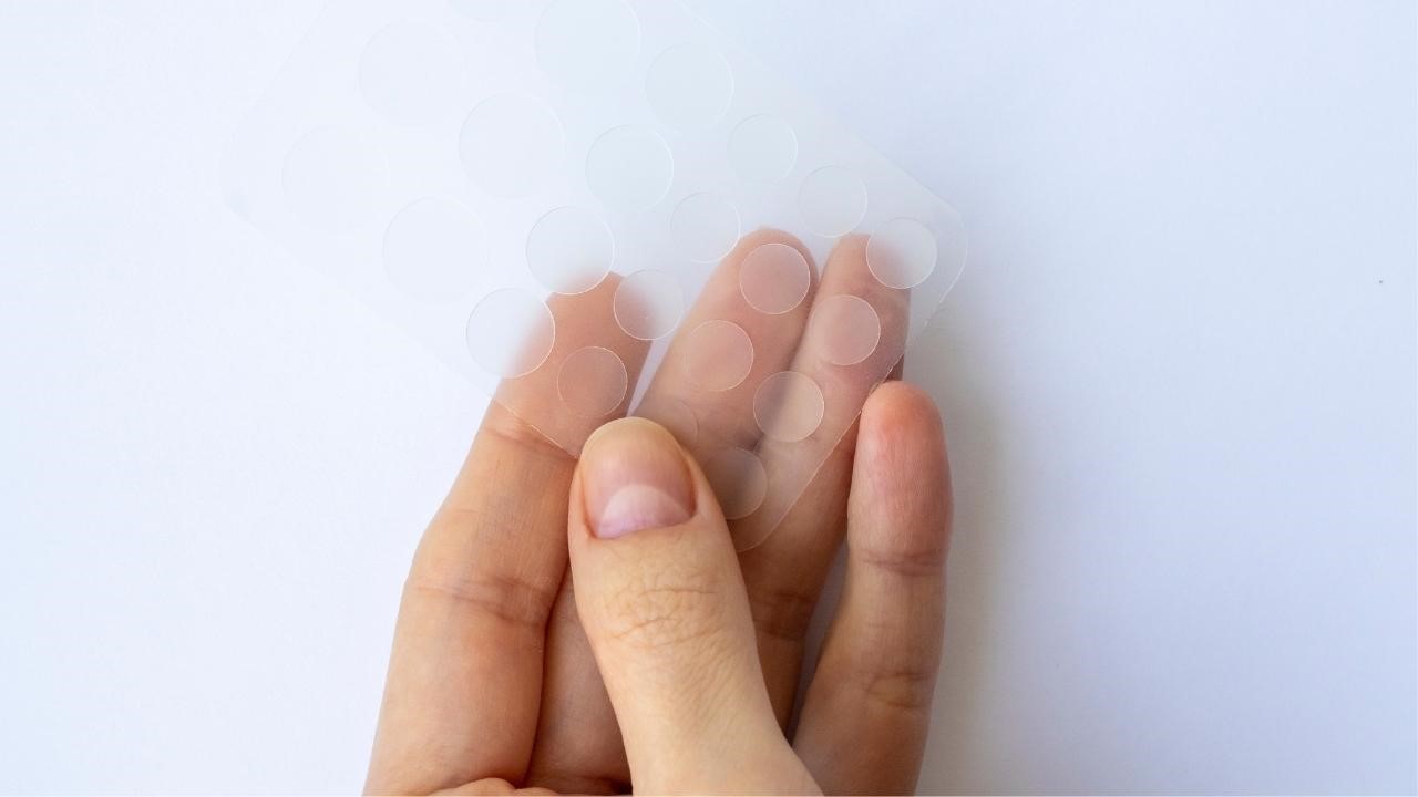 最近，還多了一種進化版本：把水楊酸直接加進痘痘貼裡。這樣對於青春痘有幫助嗎？這篇文章跟你說！